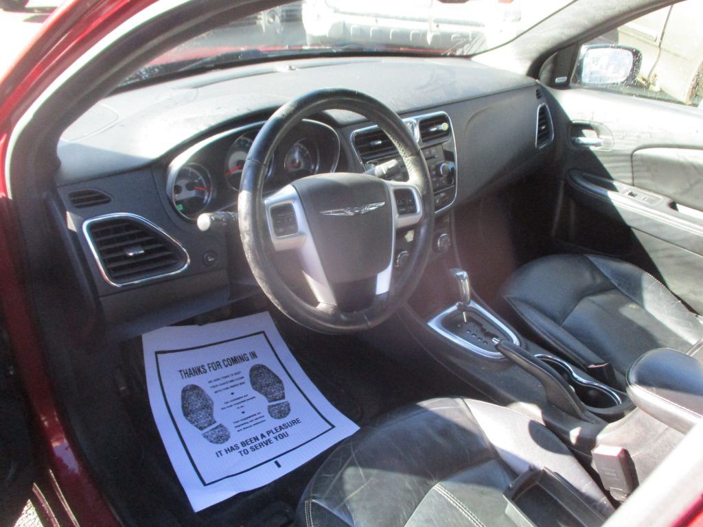 2013 Chrysler 200 Image 8