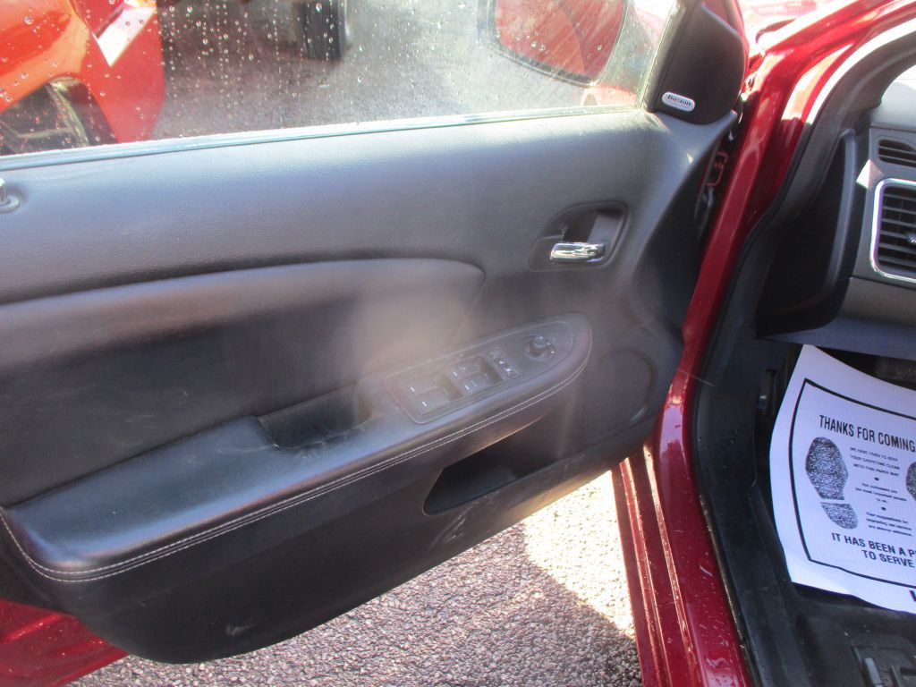 2013 Chrysler 200 Image 9