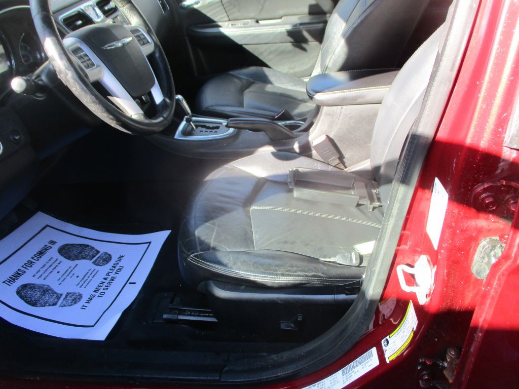 2013 Chrysler 200 Image 10