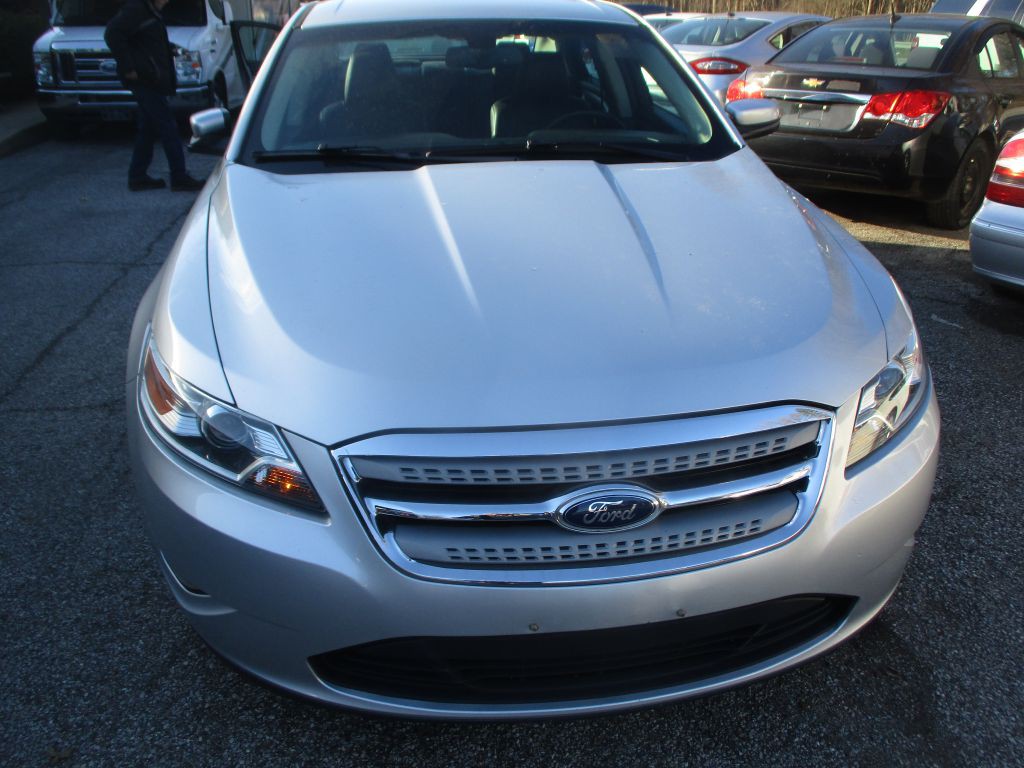 2011 Ford Taurus Image 2