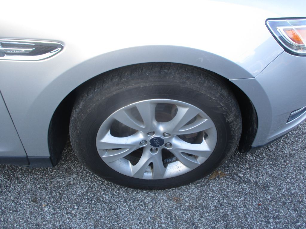 2011 Ford Taurus Image 4