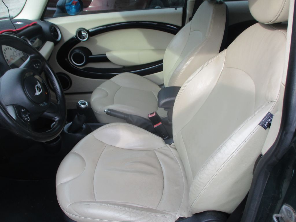 2011 MINI Cooper Image 10