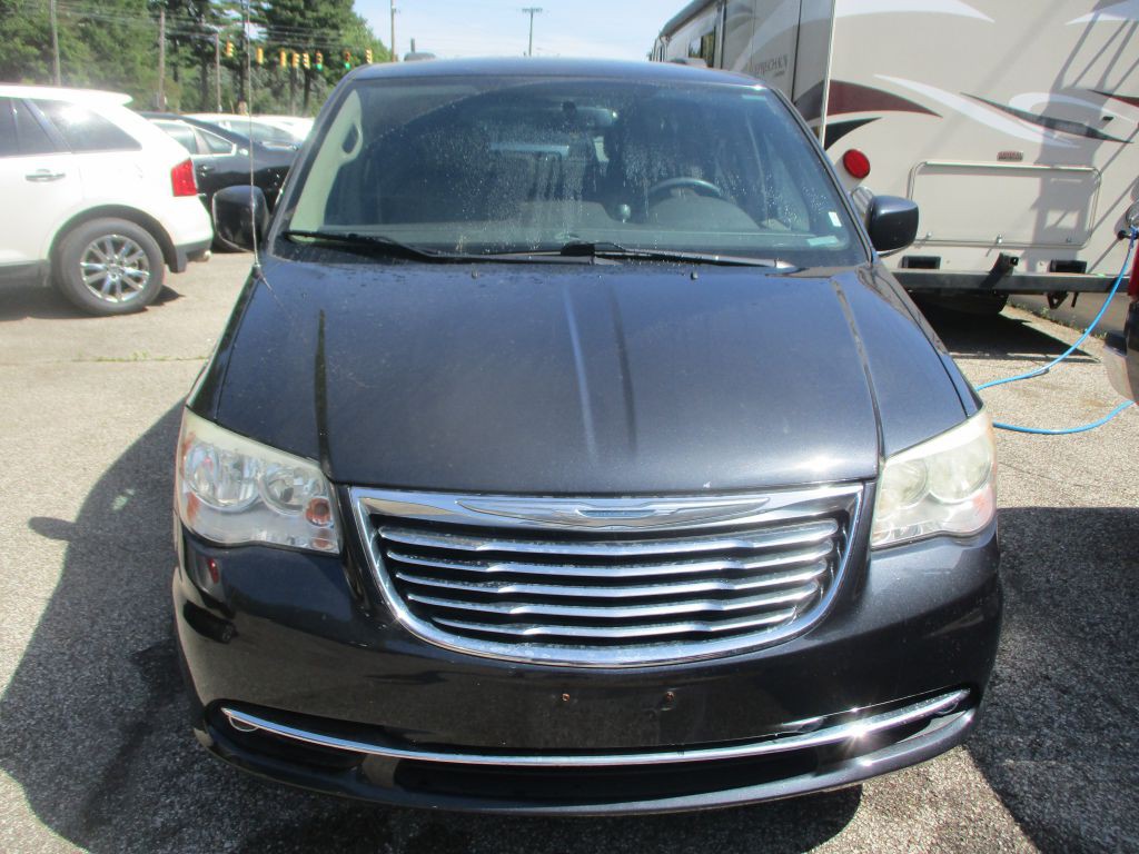 2014 Chrysler Town & Country Image 2