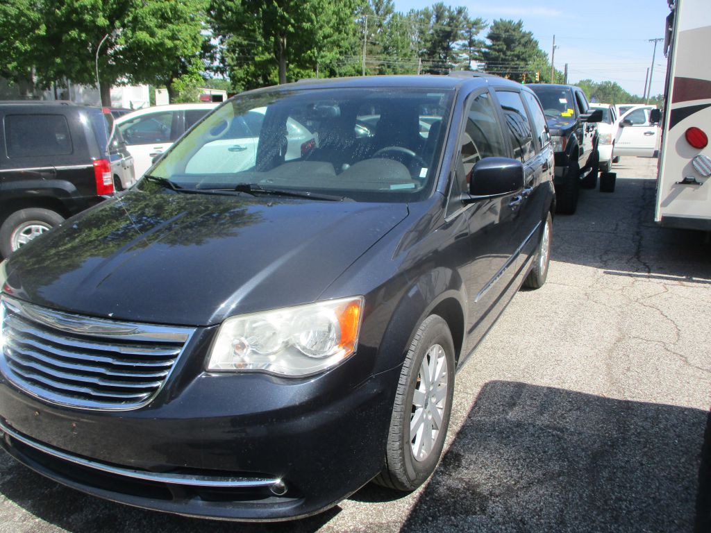 2014 Chrysler Town & Country Image 3