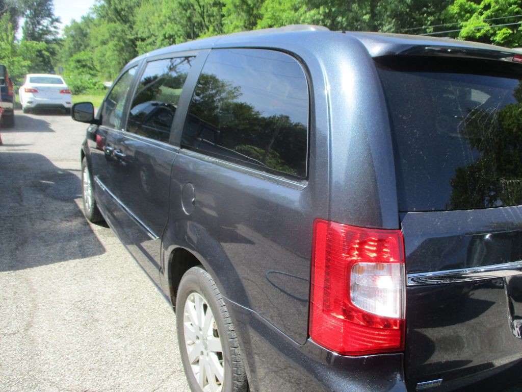 2014 Chrysler Town & Country Image 5