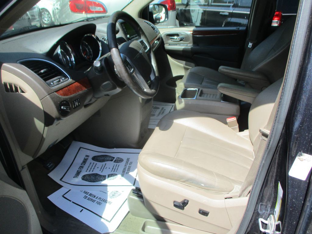 2014 Chrysler Town & Country Image 8
