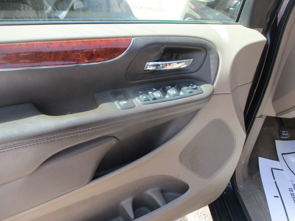 2014 Chrysler Town & Country Image 9