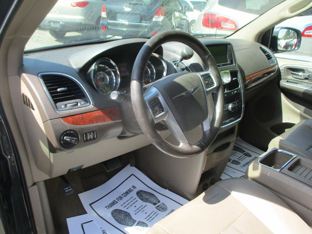 2014 Chrysler Town & Country Image 10