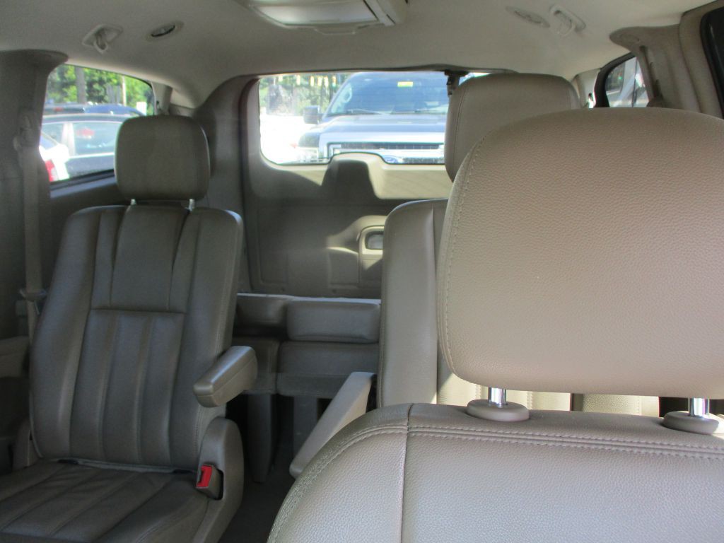2014 Chrysler Town & Country Image 11
