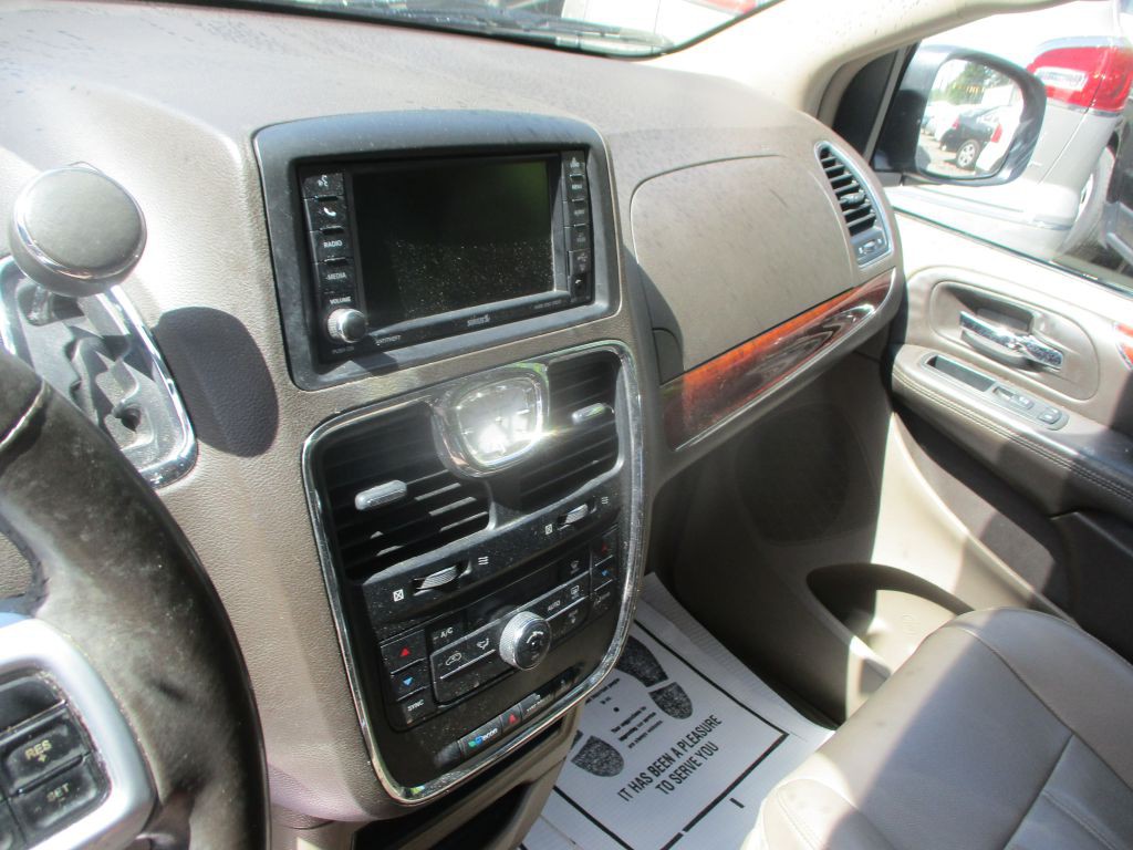 2014 Chrysler Town & Country Image 13