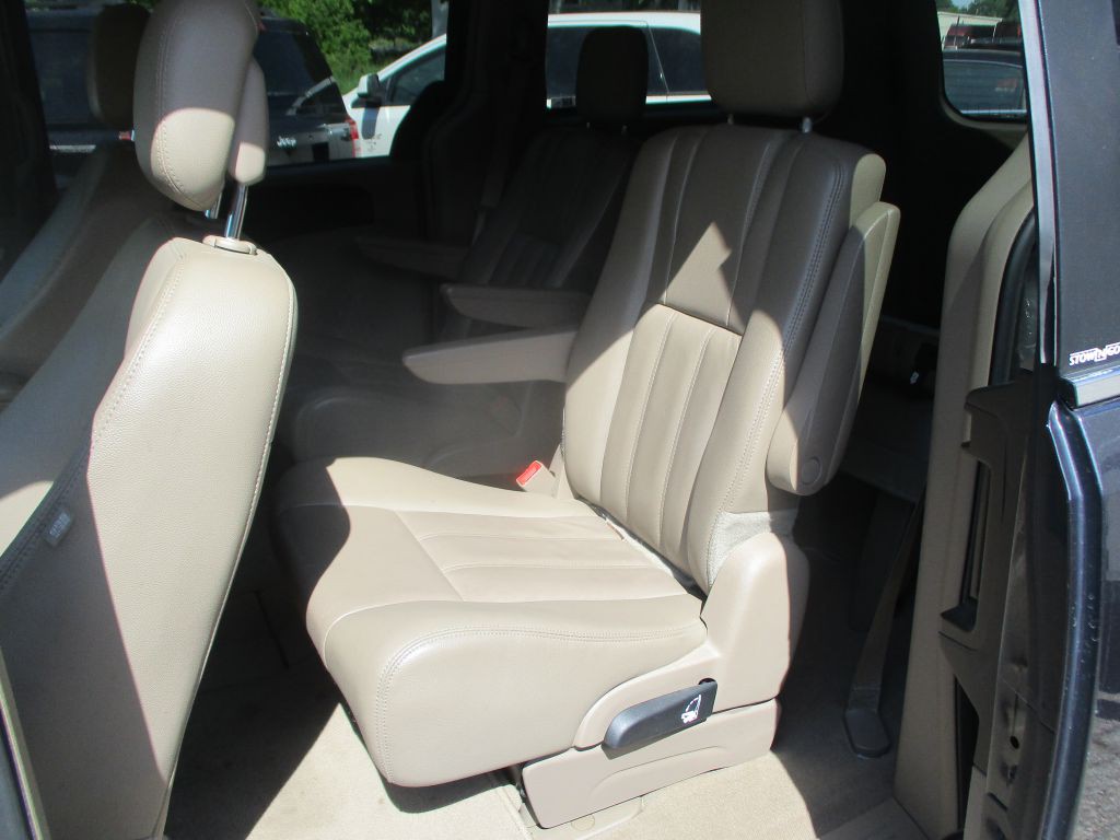 2014 Chrysler Town & Country Image 14