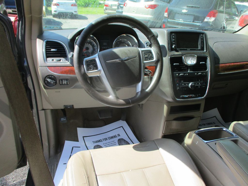 2014 Chrysler Town & Country Image 15