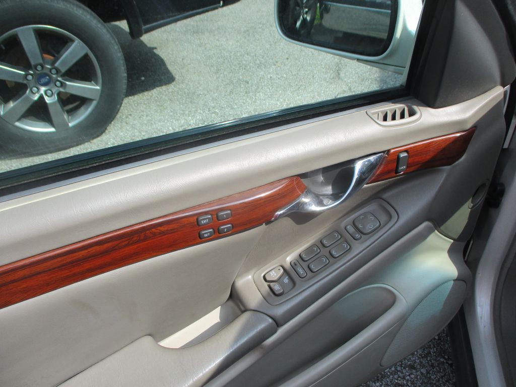 2002 Cadillac DeVille Image 10