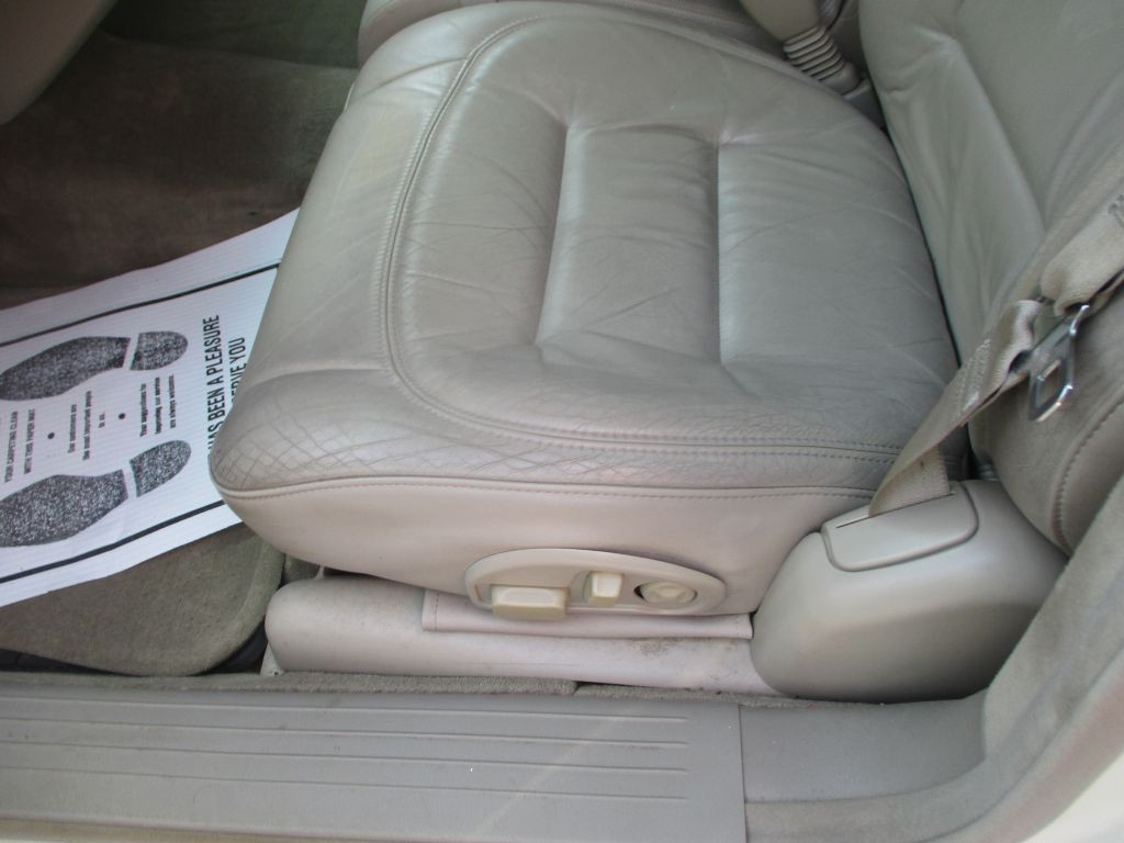 2002 Cadillac DeVille Image 11