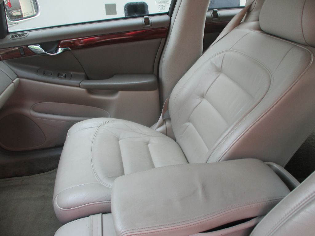 2002 Cadillac DeVille Image 13