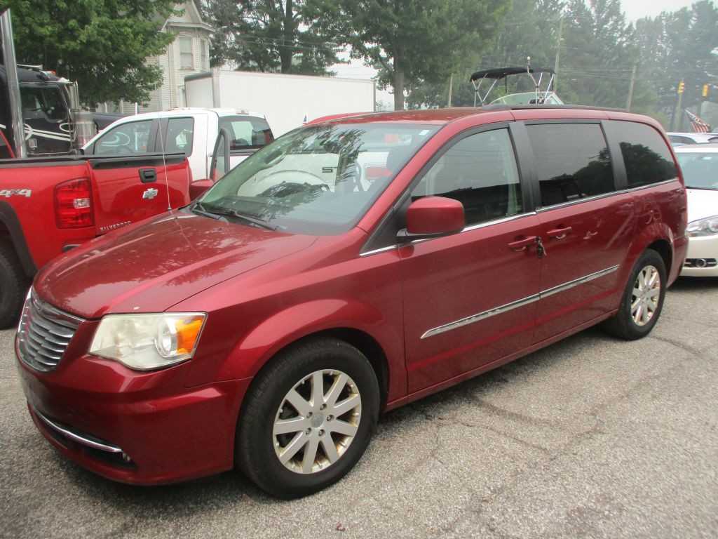 2013 Chrysler Town & Country Image 1
