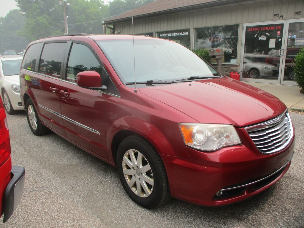 2013 Chrysler Town & Country Image 3