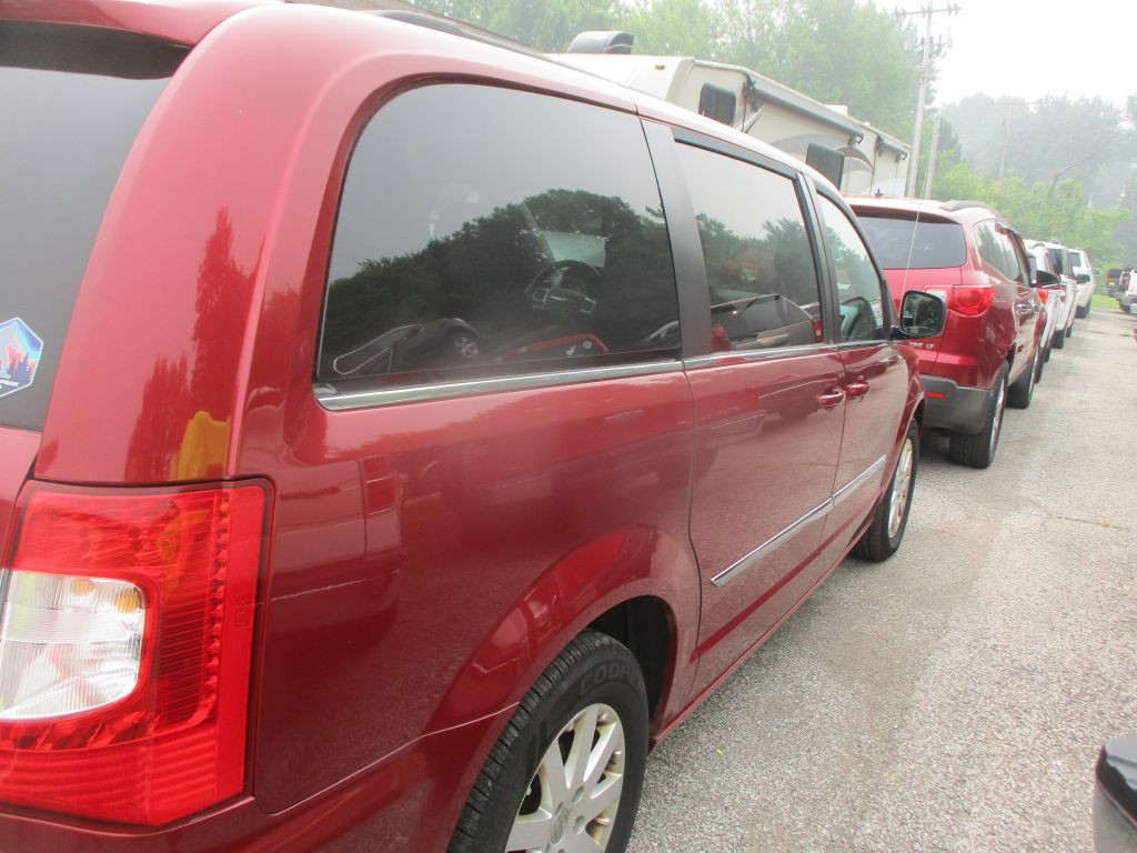 2013 Chrysler Town & Country Image 4