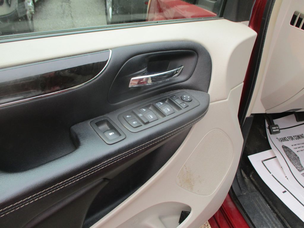2013 Chrysler Town & Country Image 7
