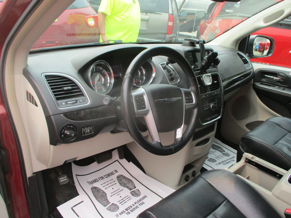 2013 Chrysler Town & Country Image 8