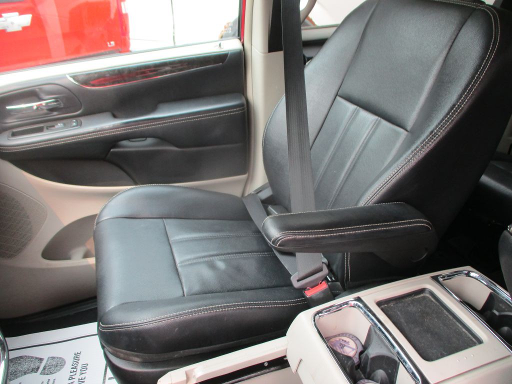 2013 Chrysler Town & Country Image 9