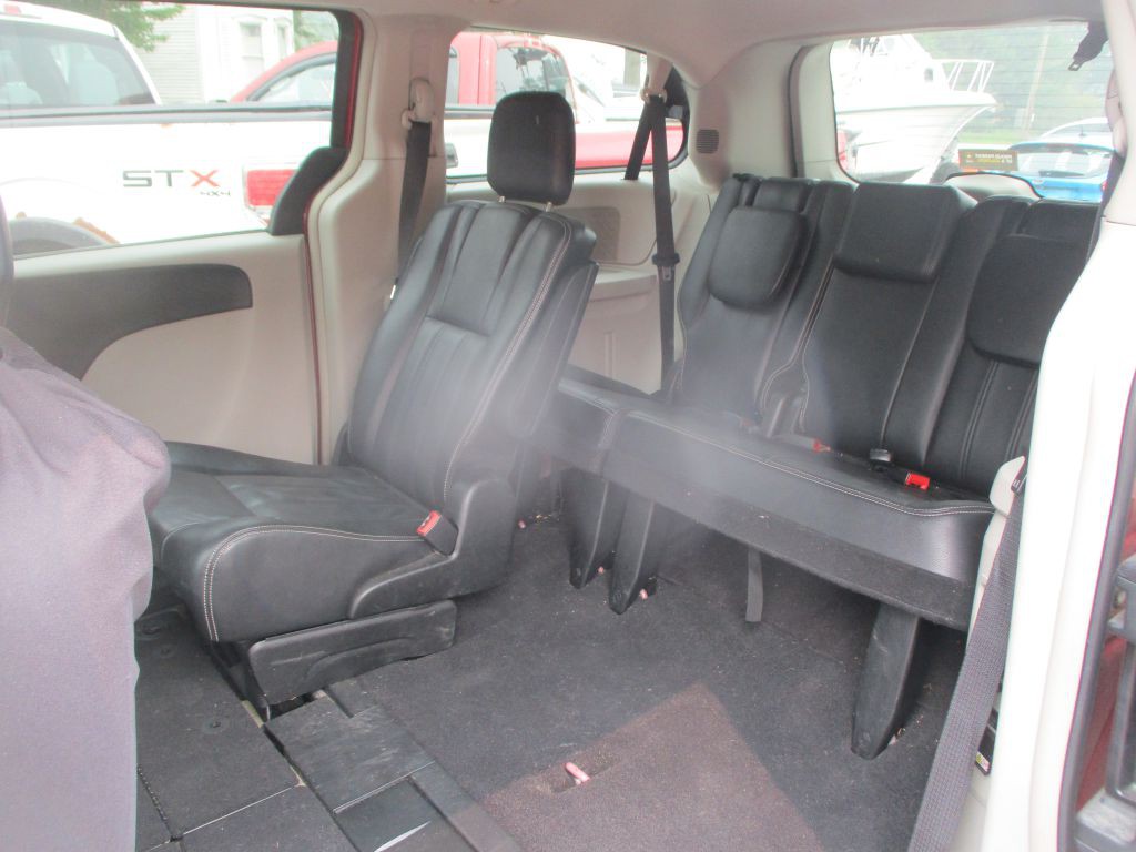 2013 Chrysler Town & Country Image 10