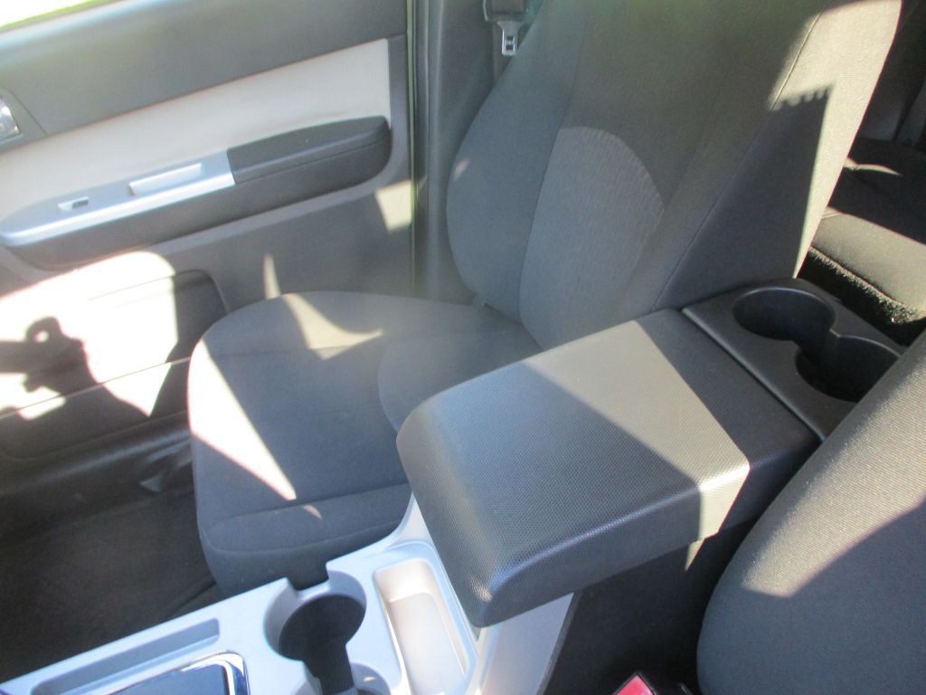 2010 Mercury Mariner Image 10