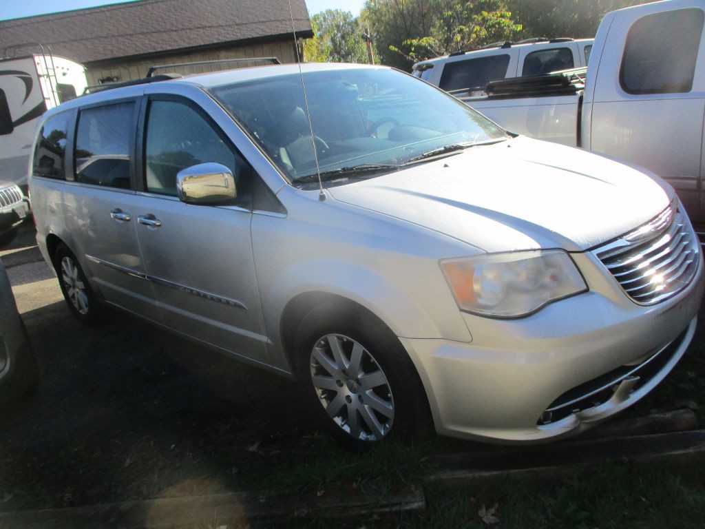 2012 Chrysler Town & Country Image 1