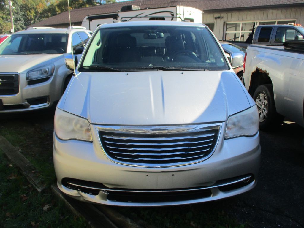 2012 Chrysler Town & Country Image 2