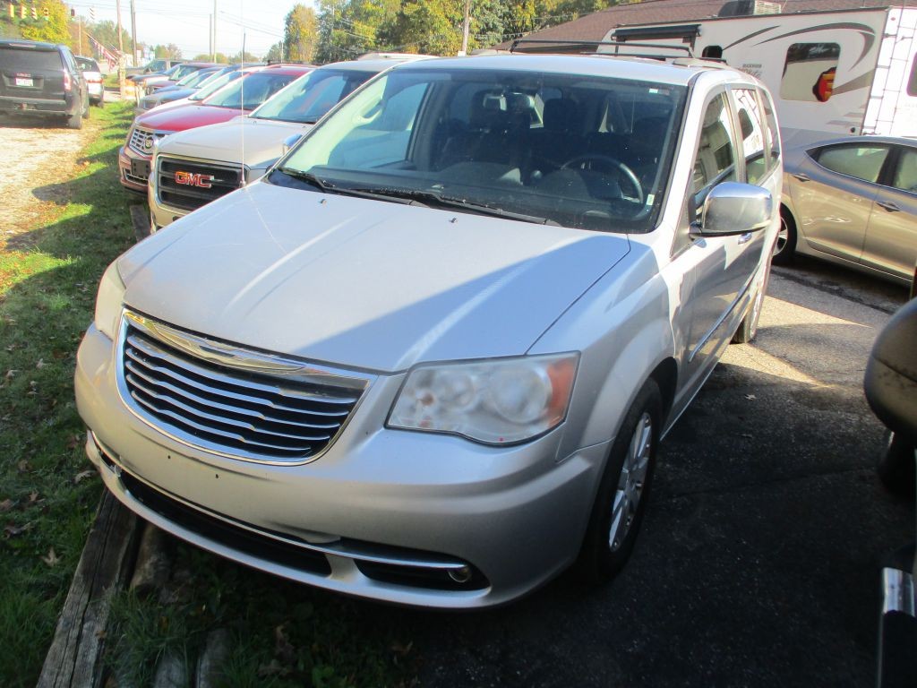 2012 Chrysler Town & Country Image 3