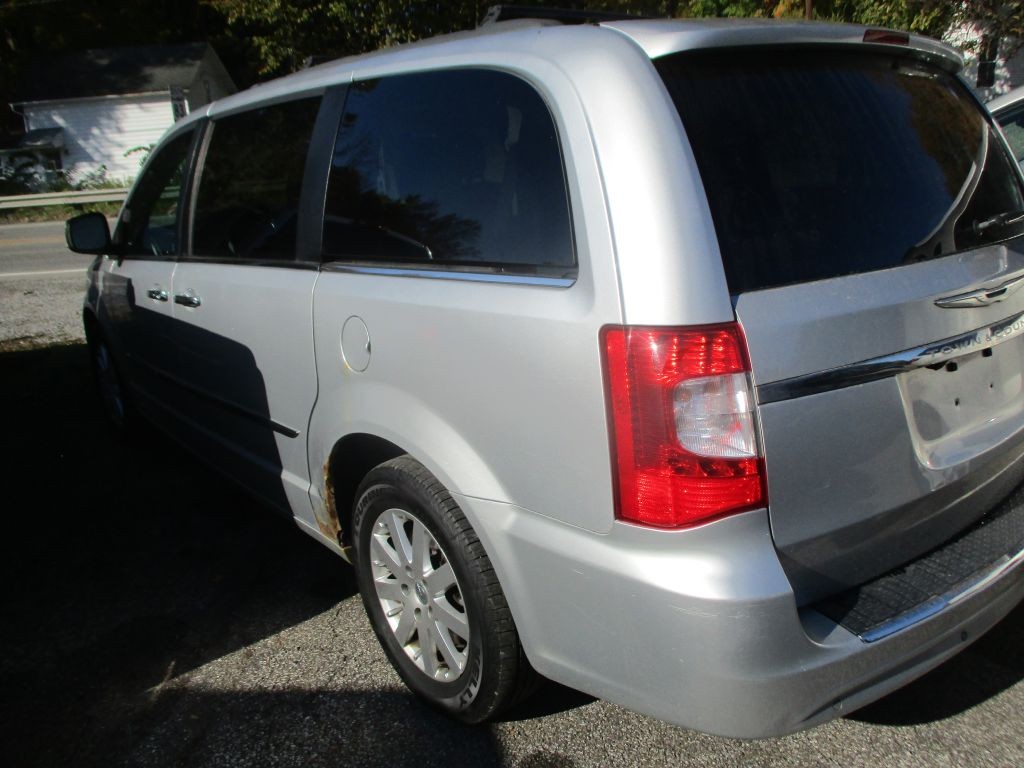 2012 Chrysler Town & Country Image 4