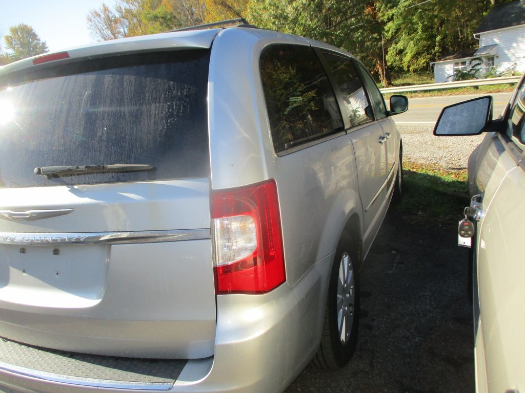 2012 Chrysler Town & Country Image 6