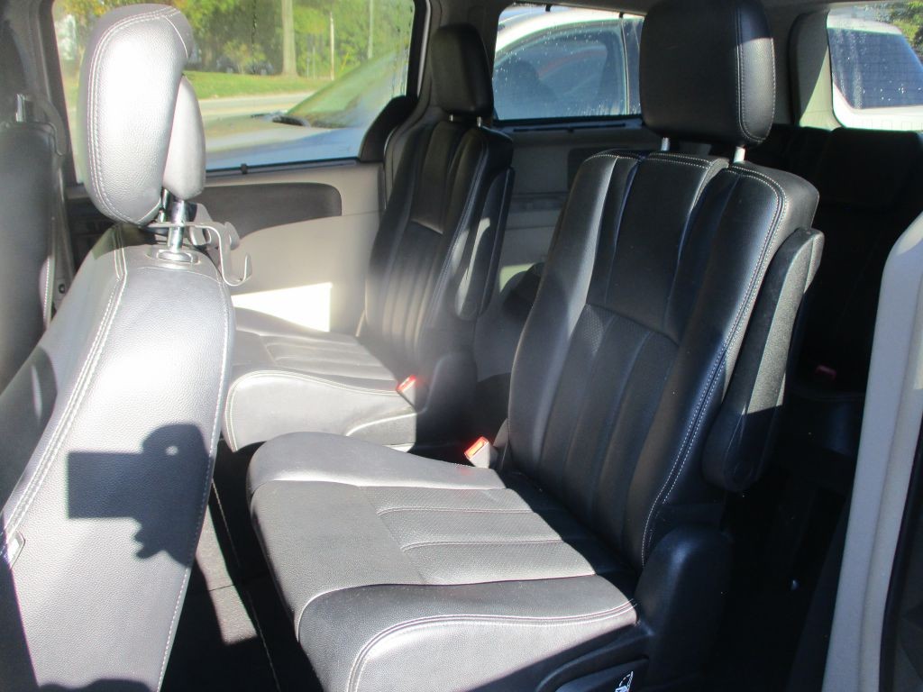2012 Chrysler Town & Country Image 7