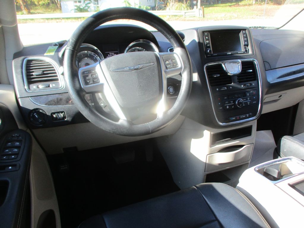 2012 Chrysler Town & Country Image 8