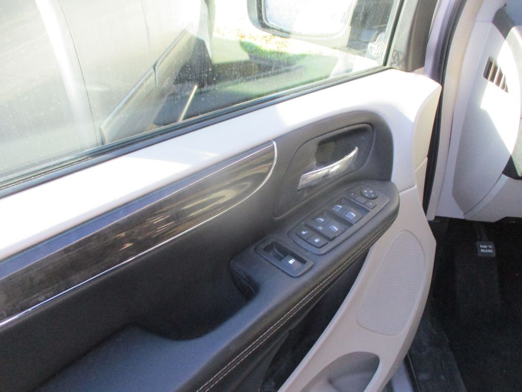2012 Chrysler Town & Country Image 9