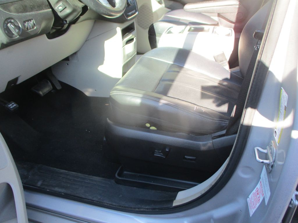 2012 Chrysler Town & Country Image 10