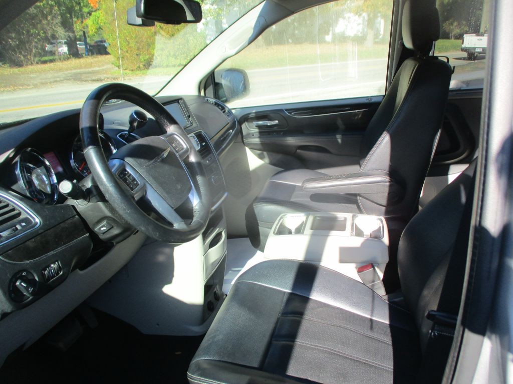 2012 Chrysler Town & Country Image 11