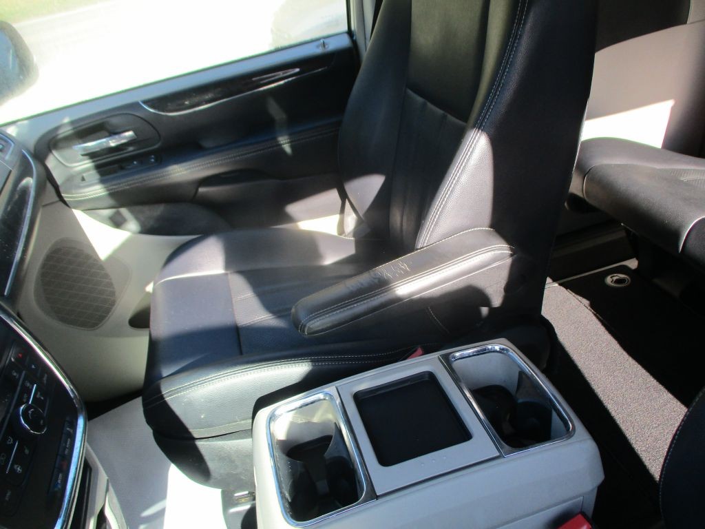 2012 Chrysler Town & Country Image 12