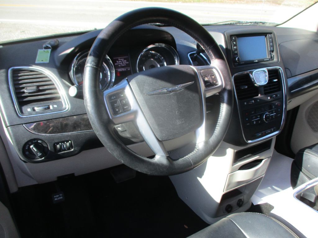 2012 Chrysler Town & Country Image 13