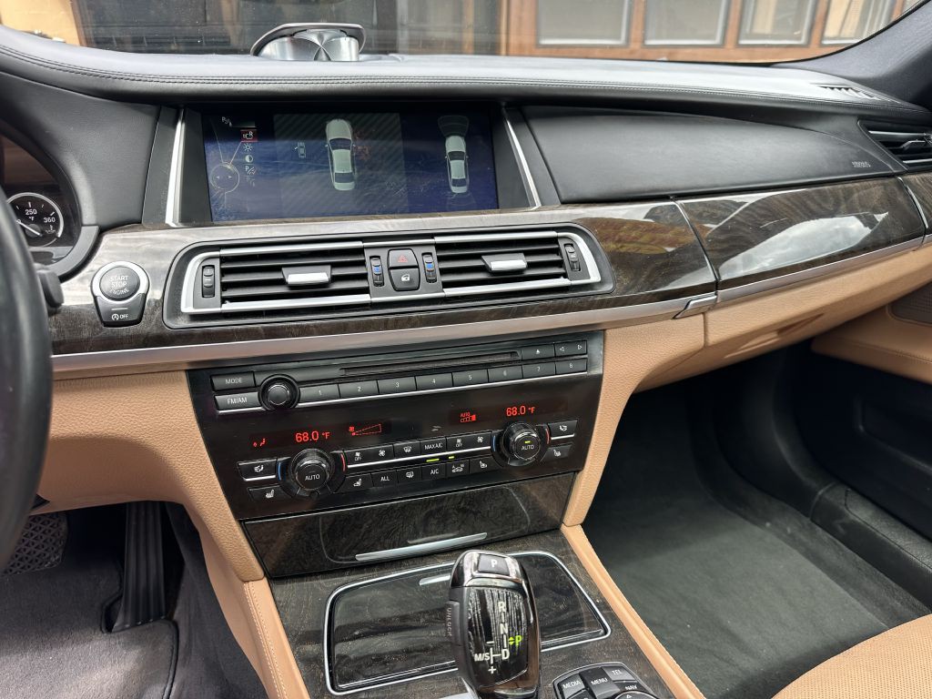 2013 BMW 7 Series Image 8