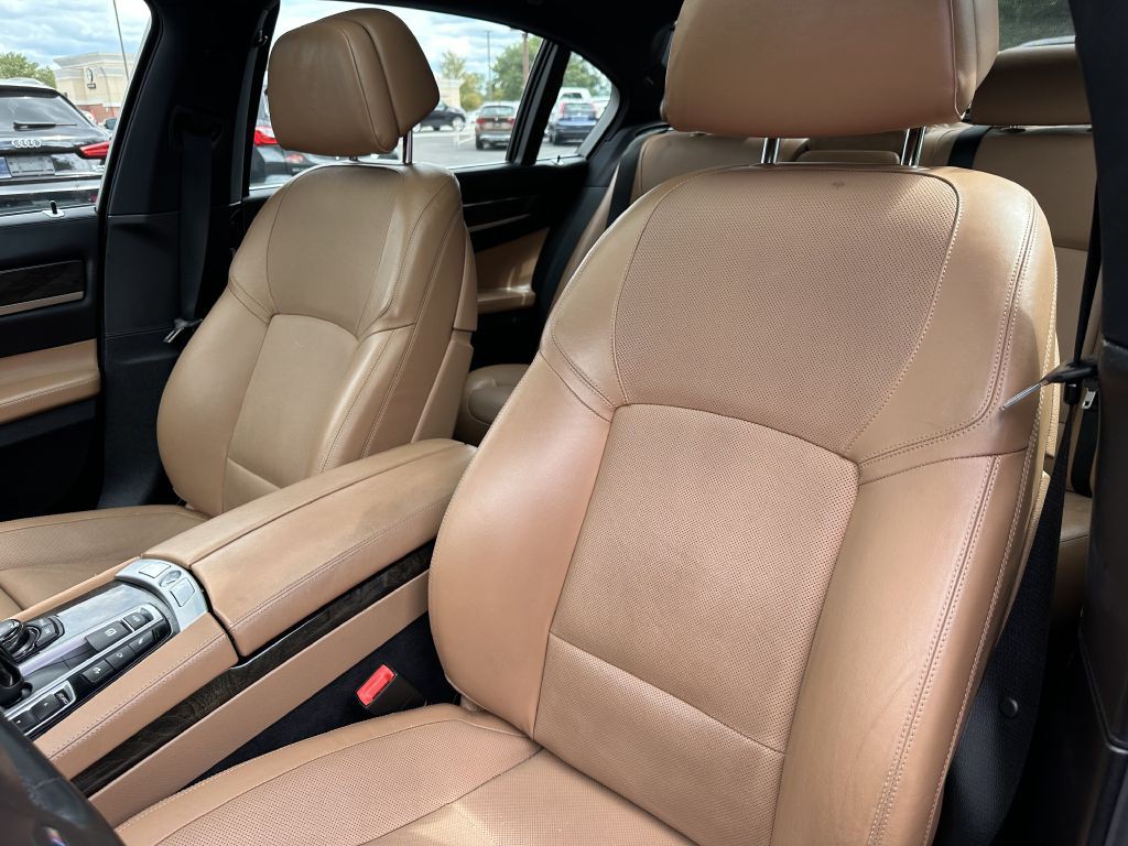 2013 BMW 7 Series Image 9