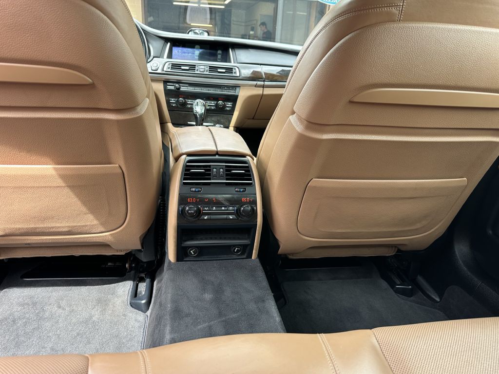 2013 BMW 7 Series Image 14