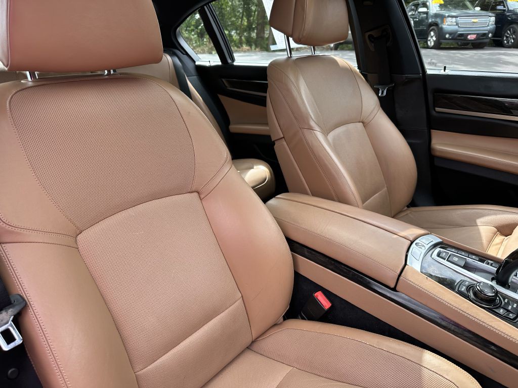 2013 BMW 7 Series Image 17