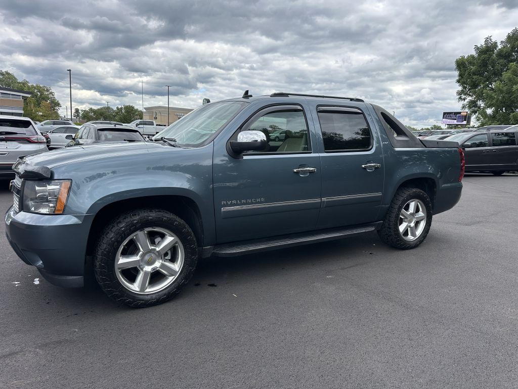 2012 Chevrolet Avalanche Image 3