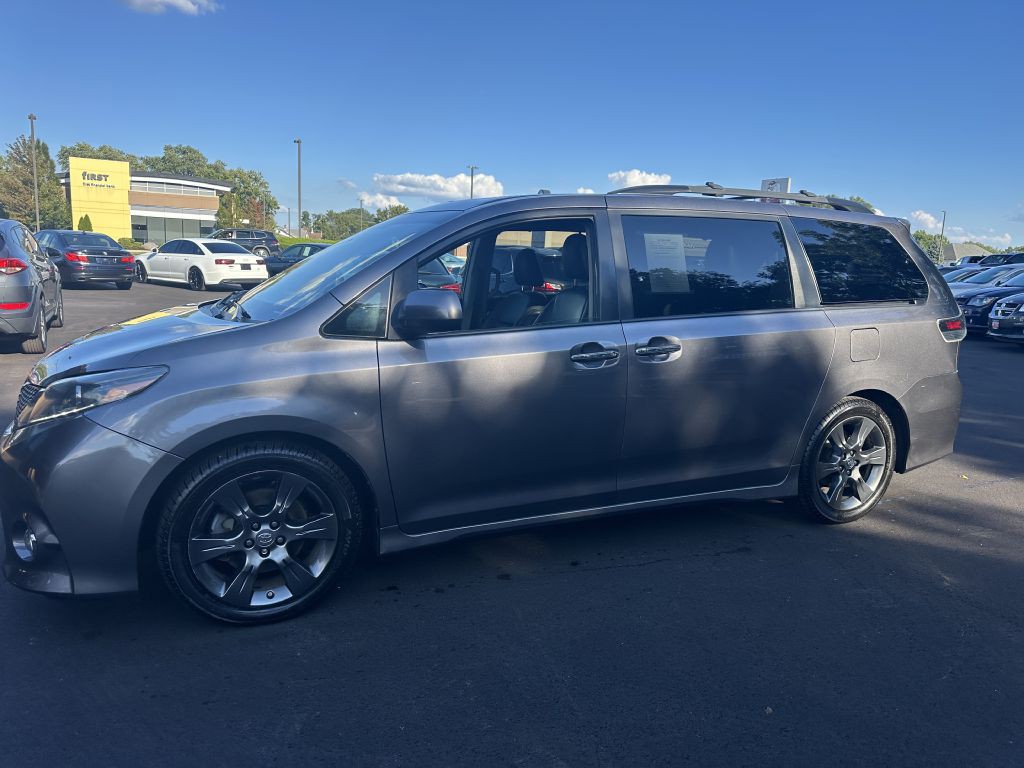 2015 Toyota Sienna Image 1