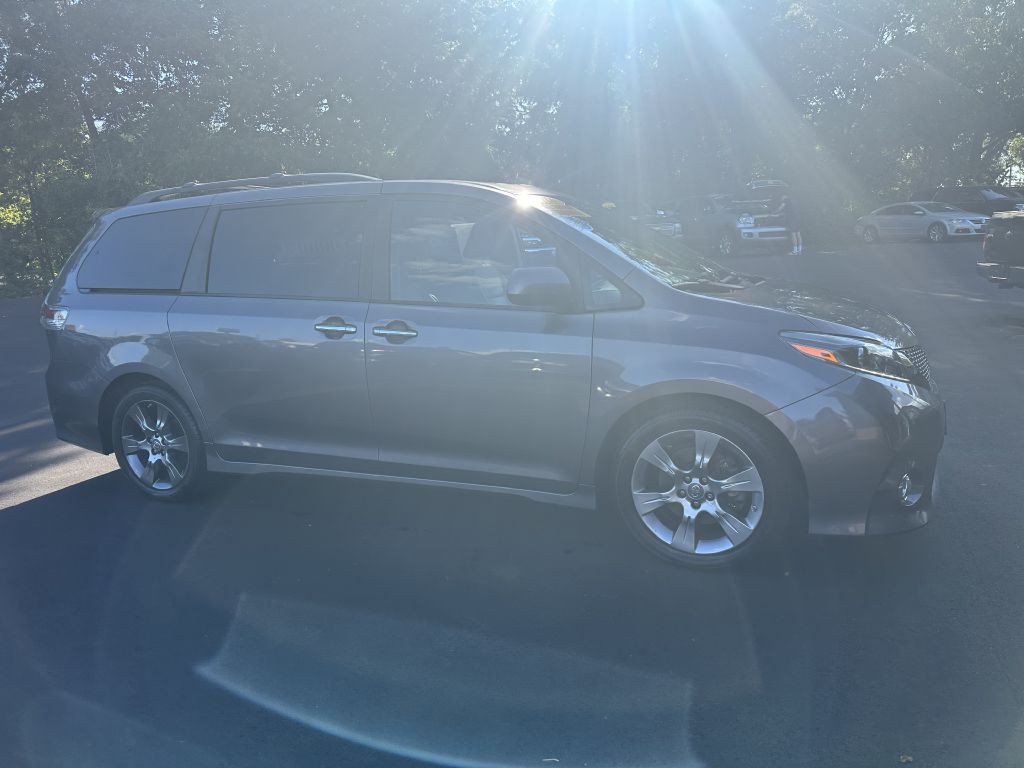 2015 Toyota Sienna Image 2