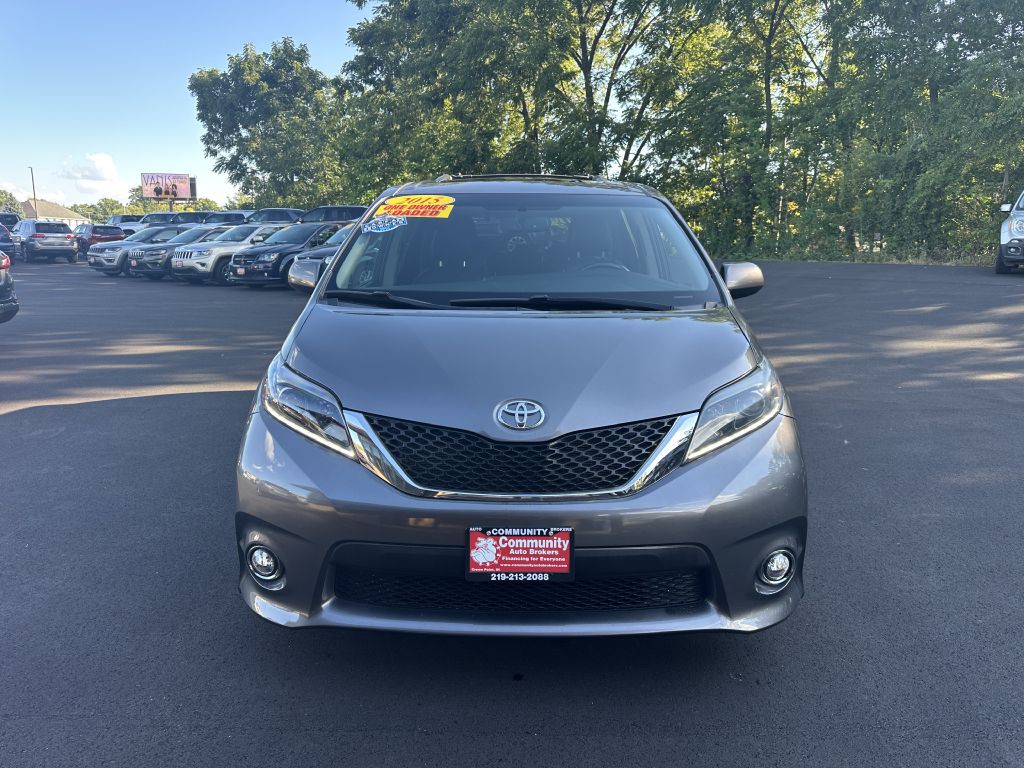 2015 Toyota Sienna Image 3