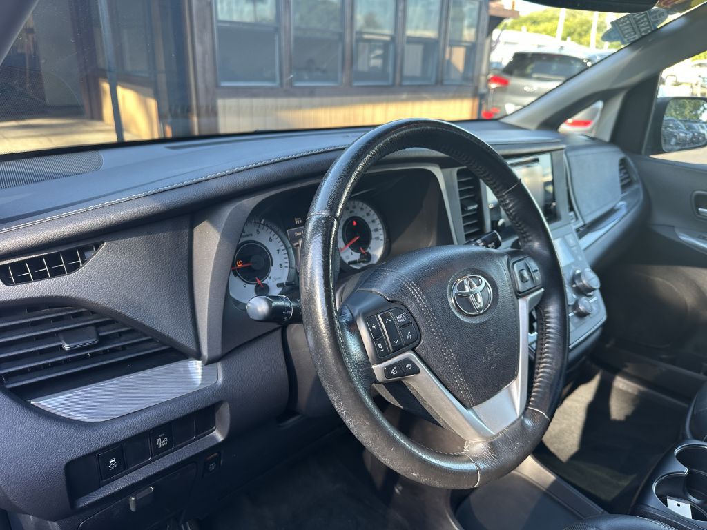 2015 Toyota Sienna Image 10