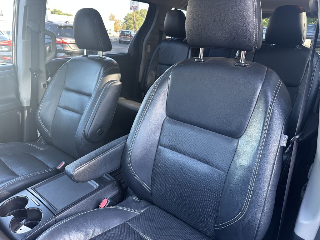 2015 Toyota Sienna Image 11