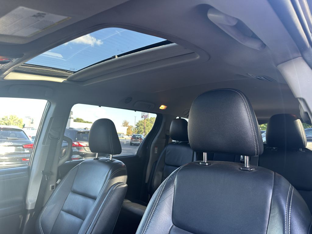 2015 Toyota Sienna Image 12